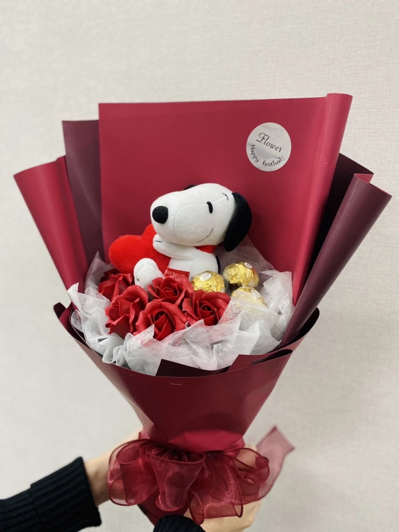 7-11「情人節周邊」開賣!絕美史努比花束、Kitty王子公主玩偶,再抽金莎14cm大水晶球