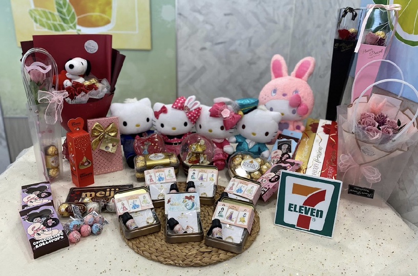 7-11「情人節周邊」開賣!絕美史努比花束、Kitty王子公主玩偶,再抽金莎14cm大水晶球