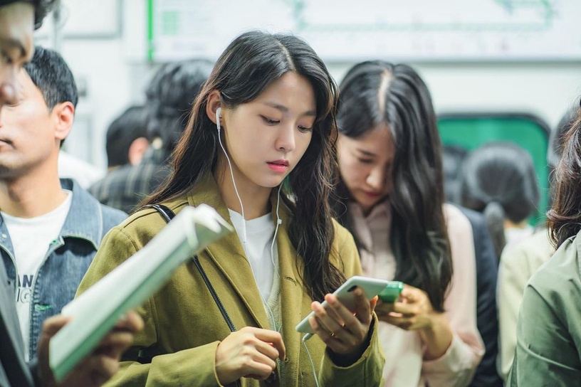 韓網熱議「20~30代的咖啡因抑鬱」!不看IG會不安、讚數變少會鬱悶——你也網路成癮嗎