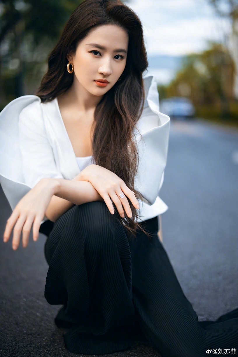 《去有風的地方》劉亦菲10句人間清醒語錄:「女性眼裡的光、智慧,才是美的源泉。」
