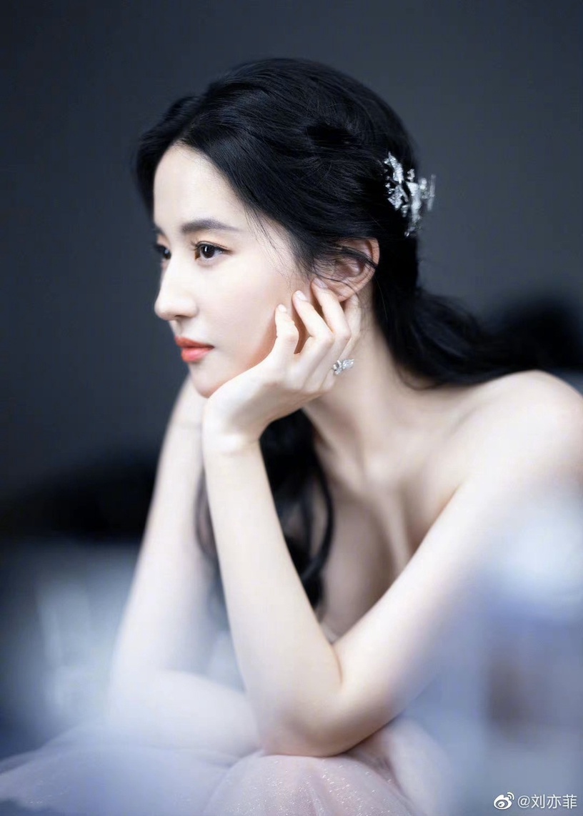 《去有風的地方》劉亦菲10句人間清醒語錄:「女性眼裡的光、智慧,才是美的源泉。」