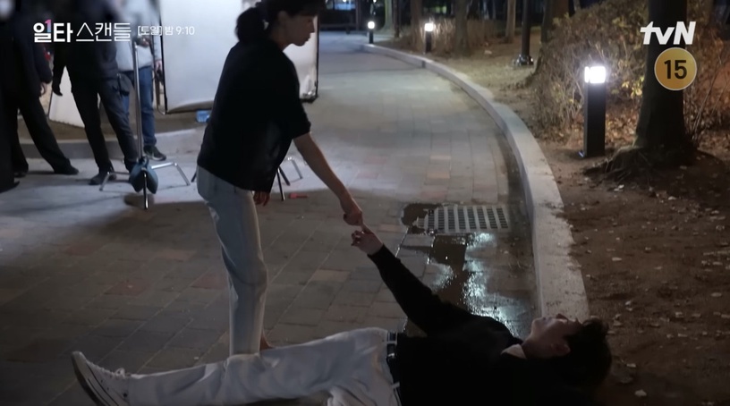 《浪漫速成班》幕後拍攝秘密!全道嬿潑水戲狂NG、酒醉戲有即興,鄭敬淏差點要自己跳舞