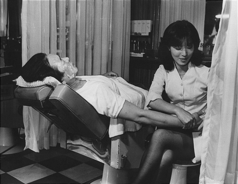 《黑暗榮耀》冷知識!同珢媽工作的「頹廢理髮廳」盛行於韓國80年代,似早期「摸摸茶」