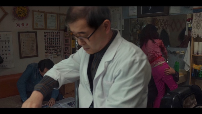 《黑暗榮耀》冷知識!同珢媽工作的「頹廢理髮廳」盛行於韓國80年代,似早期「摸摸茶」