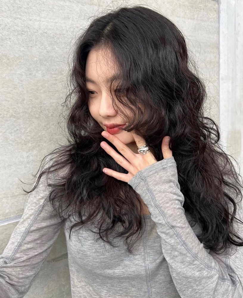 髮型師不同臉型X捲髮推薦!蓬鬆捲、層次燙根本高顴骨救星,這款燙髮短圓臉激推