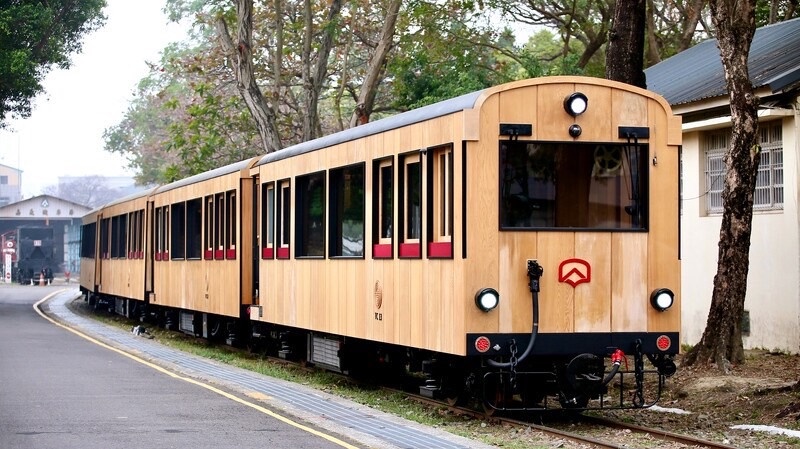 阿里山全新森林鐵道列車「福森號」現身!台灣扁柏、紅檜打造質感車廂,阿里山旅行必搭