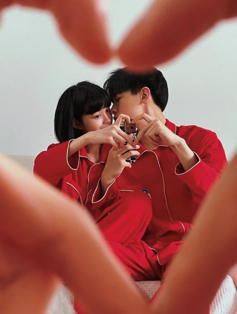 情侶照怎麼拍?6款情侶拍照姿勢,對鏡頭拍照可愛有創意、這款情侶照不求人
