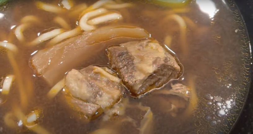 跟著玉澤演一起吃遍台灣美食!繼光香香雞、50嵐都上榜,男神最愛台灣「這道」美食