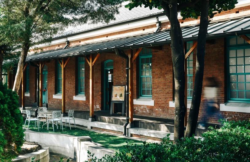 星巴克古蹟門市+1!「新竹州圖門市」進駐日治時期古蹟圖書館,濃濃舊時代氛圍必朝聖