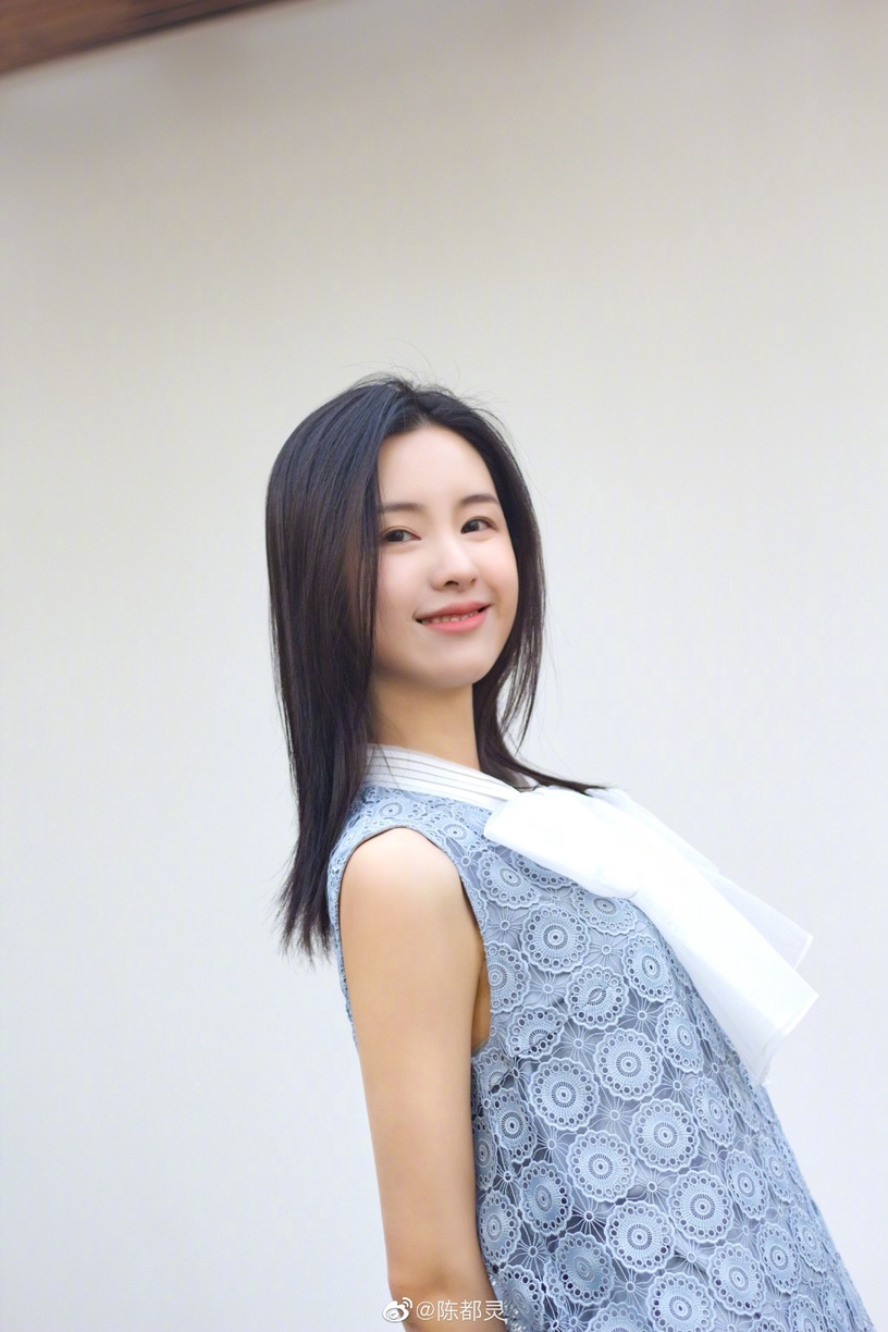 《長月燼明》陳都靈7件事!打敗奶茶妹成最美校花,憑8個白眼受封「紅毯最做作女星」